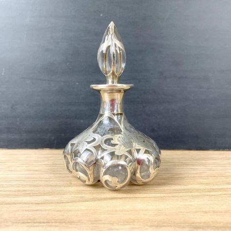 Antique lobed glass perfume bottle with fine sterling overlay etched with flowers. Bottle stopper and bottom are etched 947.  No monogram. Base marked with part of the Alvin Manufacturing Co fine sterling (999/1000) makers mark and beside it is 4675-2. Dated to c1893  SIZE 4" tall x 2 1/2" wide  CONDITION Very good. Used for perfume. No breaks or repairs. Inside needs to be cleaned. Body gently polished.  This is a pre-owned item. It has been used and loved and it has a history. Every attempt is Patriotic Flowers, Antique Perfume Bottle, Vintage Containers, Pretty Perfume Bottles, Fancy Packaging, Antique Perfume Bottles, Antique Perfume, Vintage Type, Ceramics Ideas Pottery