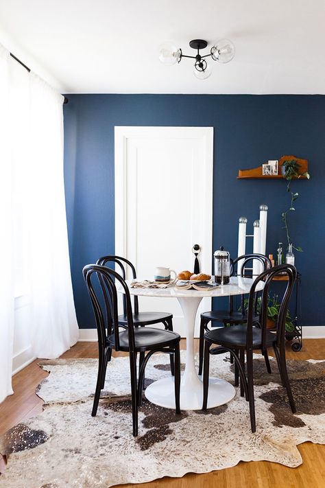 5 Tips for Making Low Ceilings Feel Taller in a small space or tiny home. #decortip #interiordesign #smallspaces #smallspace #tinyhome #tinyhouse Bleu Pantone, Tiny Dining Rooms, Low Ceiling Lighting, Low Ceilings, Sazerac, Dining Room Makeover, Small Dining, Living Room Makeover, Low Ceiling