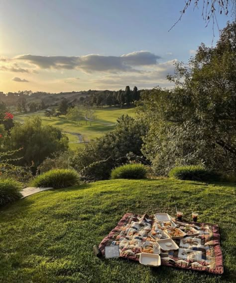 Dream Place, Spring Aesthetic, Italian Summer, Dream Lifestyle, A Picnic, Summer Dream, The Grass, Nature Aesthetic, Pretty Places