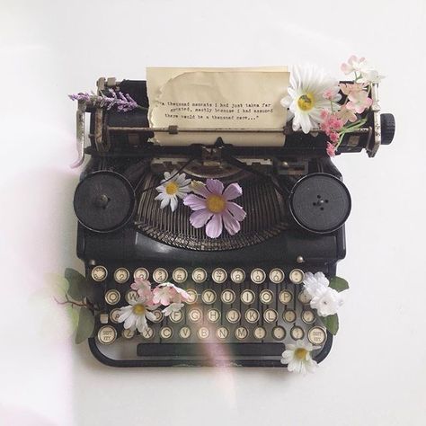 flowers on a typewriter Diy Keramik, Falling Star, Vintage Typewriters, Jolie Photo, Pics Art, Typewriter, Silver Stars, Aesthetic Photography, The Words