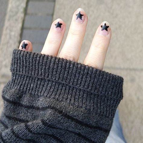 Star Nail Inspiration, How To Put Stars On Nails, Emo Star Nails, Downtown Nails Ideas, Star Accessories Aesthetic, Star Aesthetic Nails, Short Nail Inspo Grunge, Easy Star Nails, Cute Nails Stars