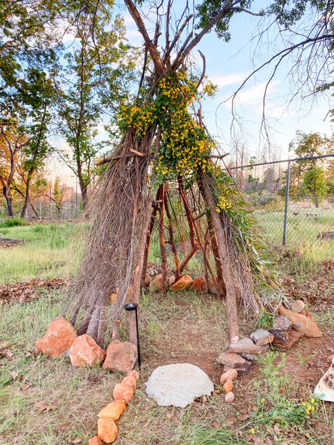 Tree Branch Teepee Diy, Build A Teepee, Log Teepee, Stick Teepee, How To Build A Teepee, Minecraft Teepee, Outdoor Teepee, Stick Forts Outside, Stick Fort