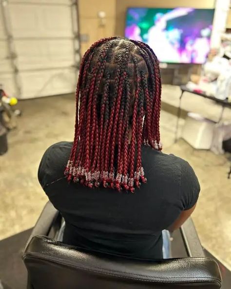 Knotless Braids with Beads: 34 Inspos for You Burgundy Braids With Beads, Burgundy Knotless Braids, Burgundy Knotless, Burgundy Braids, Knotless Braids With Beads, Burgundy Box Braids, Best Braid Styles, Box Braids Bob, Ombre Burgundy