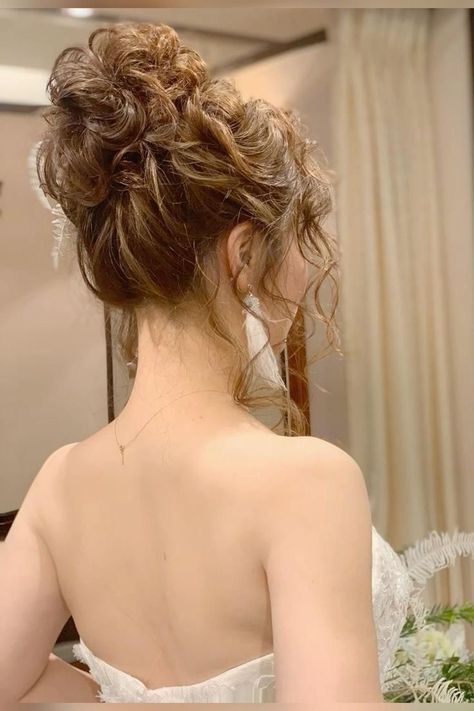 Aesthetic Hair Bun, Hair Bun Elegant, Bun Elegant, Hairstyle Elegant, Elegant Aesthetic, Hair Bun, Elegant Hairstyles, Aesthetic Hair, Senior Year