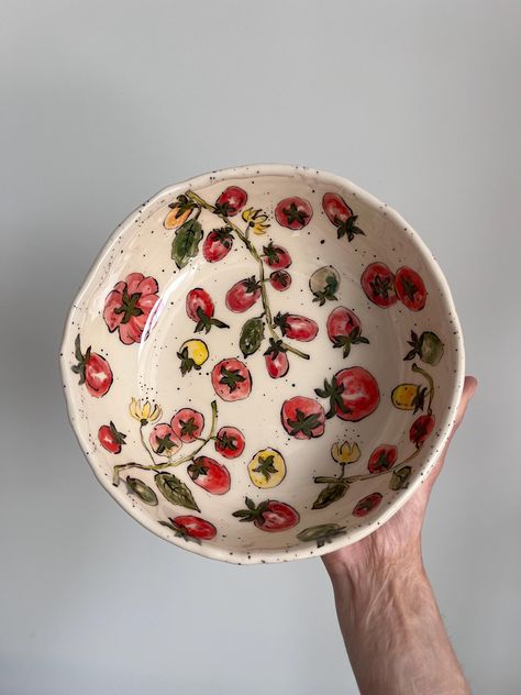 The Hand Painted Tomato Salad Plate is a beautifully crafted piece of floral stoneware that features a vibrant tomato design, adding a fresh and colorful touch to your dining collection. This handcrafted deep salad plate is both food safe 22.5 cm diameter / 1500 ml 8.85 inches diameter / 50.7fl oz It's an absolutely unique ceramic deep plate because all my creations are made without a pottery wheel or any forms. So please note before purchasing that the items I make are not perfect and therefore have uneven shapes because I work exclusively by hand  Hand-molded and hand-painted tomatoes Safe materials Ceramic Pasta Bowl Designs, Ceramic Bowl Flowers, Hand Painted Pottery Fruit, Ceramic Sets Tableware, Fruit Pottery Painting Ideas, Pottery To Make, Pottery Wheel Bowl, Cute Dishes Sets, Fall Pottery Painting