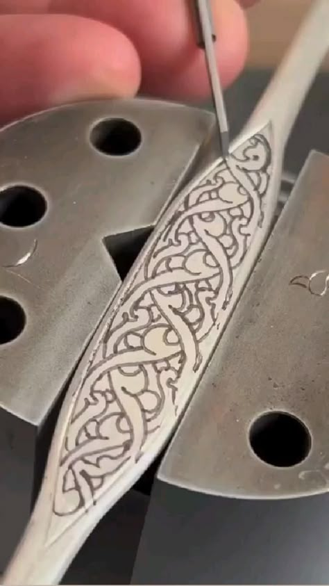 Hand Engraving How To Engrave Metal, Metal Engraving Ideas, Metal Engraving Tools, Dremel Engraving, Hand Engraved Jewelry, Jewelry Engraving, Diy Engraving, Silversmithing Jewelry, Metal Jewelry Making