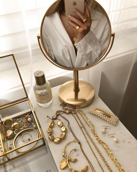 Gold Jewelry #jewelry #goldjewelry #beautysetup Era Victoria, Beauty Table, Crystal Statement Earrings, Cream Aesthetic, Gold Aesthetic, Fancy Earrings, Classy Aesthetic, Beige Aesthetic, Jewelry Photography