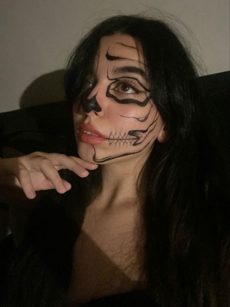 skull halloween make up idea Half Skull Face Makeup, Half Skeleton Makeup, Skeleton Makeup Tutorial, Half Skull Face, Half Skull Makeup, Skull Face Makeup, Skull Halloween Costume, Half Skull, Skeleton Makeup