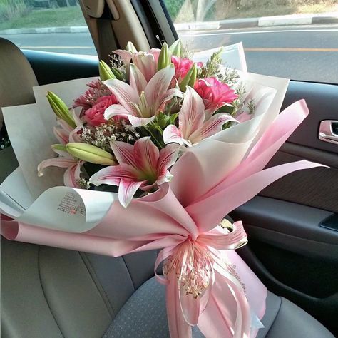 Thank You Bouquet Flowers, Pretty Flower Bouquet Aesthetic, Lilies Bouquet Aesthetic, Flower Bouquet For Valentines Day, Bouquet Gift Aesthetic, Easter Flower Bouquet, Lily Flower Bouquet Aesthetic, Flower Combinations Bouquets, Mother’s Day Arrangements