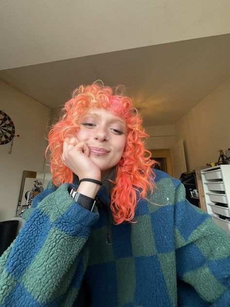 colorful curly hair Orange Curly Hair, Pink And Orange Hair, Sunset Hair, Pink Hair Dye, Dyed Curly Hair, Bright Hair Colors, Bright Hair, Pink Hair, Pretty Hairstyles