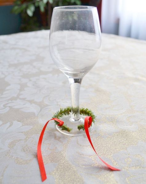 If you have boring wine glasses, this is the best thing you'll see today Wine Charms Diy, Diy Marker, Wine Glass Markers, Easy Diy Wreaths, Mini Wreaths, Glass Charms, Wine Glass Charms, Diy Wine, Christmas Wine