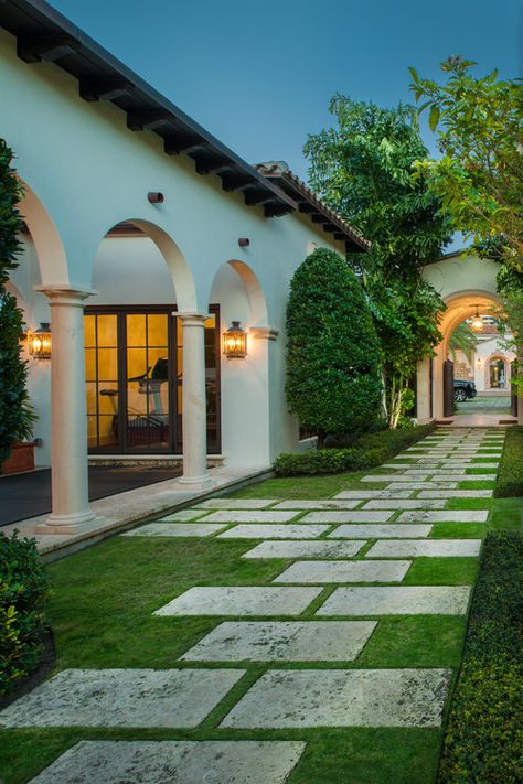 Mediterranean Courtyard, Stone Garden Paths, Walkway Landscaping, Walkway Design, Pathway Landscaping, Bg Design, Mediterranean Landscaping, Casas Coloniales, Mediterranean Home