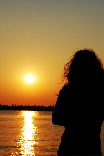 Sunrise Photography People, Sunset Photography People, Mundo Hippie, Morning Beach, Wallpaper High Quality, High Quality Wallpaper, Girl Shadow, Quality Wallpaper, Silhouette People