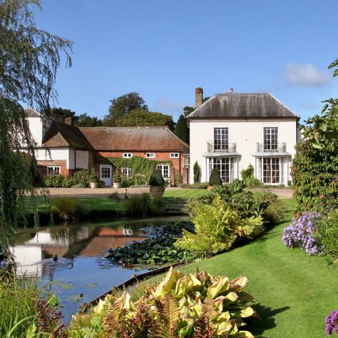 Mary Berry's former house is for sale in Buckinghamshire Small Space Inspiration, Country Living Uk, Natural Pond, Bow Window, Shaker Style Kitchens, British Bake Off, Great British Bake Off, Open Fireplace, Best Appliances