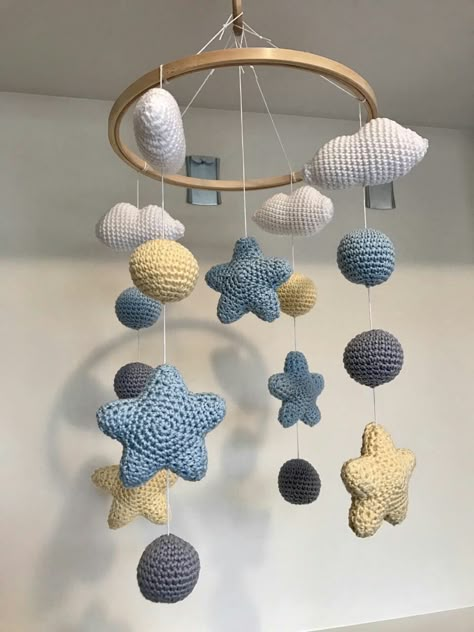 Baby Mobile Crochet, Crochet Baby Mobile, Crochet Baby Projects, Crochet Baby Mobiles, Baby Diy Projects, Crochet Baby Gifts, Crochet Phone Cases, Small Couch, Crochet Nursery