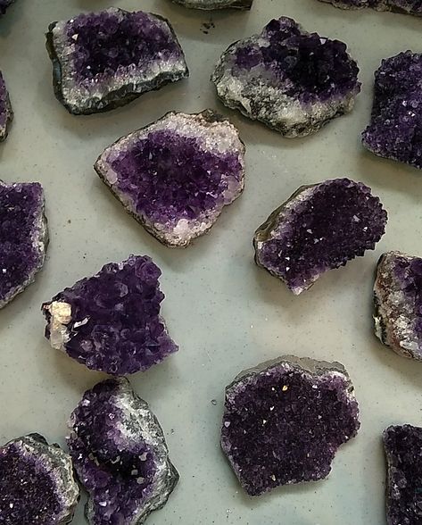 Amythest Crystals Aesthetic, Amethyst Crystal Aesthetic, Amythest Crystals, Amethyst Aesthetic, Painting Reference, Crystal Aesthetic, Fotos Aesthetic, Raw Crystals, Raw Amethyst