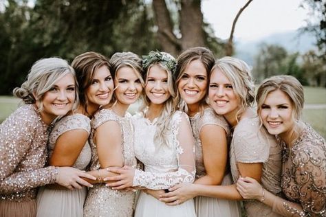 Natural Wedding Photo Ideas, Wedding Poses For Family Group Photos, Formal Wedding Pictures, Wedding Photos 2023, Cool Wedding Photos Bridesmaids, Outside Wedding Picture Ideas, Family Poses Wedding, Fun Wedding Poses For Bridal Party, Family Pictures At Wedding