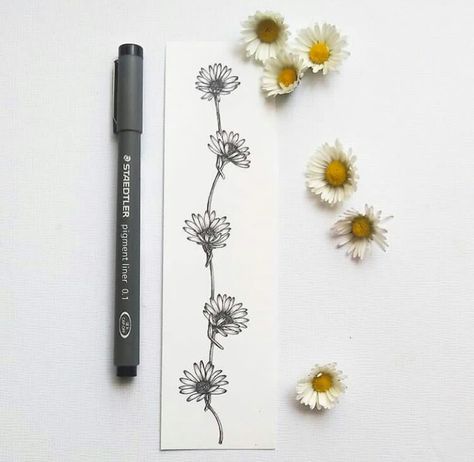 Daisy Chain Knee Tattoo, Daisy Chain Drawing, Oxeye Daisy Tattoo, Daisy Sketch Tattoo, Daisy Chain Tattoo Arm, 2 Daisy Tattoo, Daisies Tattoo Designs, Daisy Bracelet Tattoo, Daisy Vine Tattoo