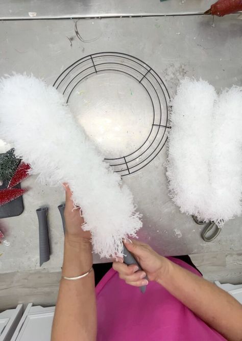 Removing the handle of the duster for the wreath Rope Wreath Diy, Easy Diy Fall Crafts, Diy Dollar Store Crafts Projects, Diy Christmas Yard Decorations, Christmas Yarn Wreaths, Outdoor Christmas Wreaths, Wreath For Christmas, Make A Wreath, Dollar Store Christmas Crafts