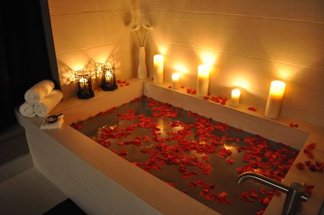 7DAYS OF LOVE: HOW TO KEEP IT CHEAP & MEMORABLE?? – Soul Mommas Romantic Bedroom Ideas For Valentines, Valentine's Day Hotel, Romantic Hotel Rooms, Valentines Bedroom, Romantic Room Surprise, Romantic Dinner Decoration, Romantic Bathrooms, Romantic Bath, Romantic Room Decoration