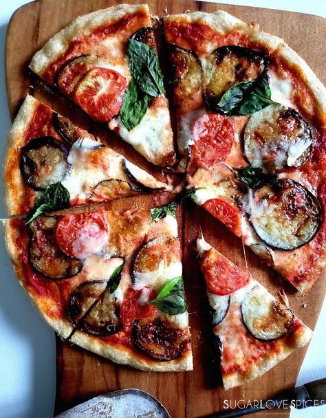 Eggplant Parmigiana Pizza Vegetarian Pizza Recipe, Eggplant Parmigiana, Eggplant Recipes Easy, Eggplant Pizzas, Making Homemade Pizza, Summer Meals, Vegetarian Pizza, Healthy Pizza, Pizza Recipes Homemade