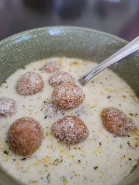 Armenian yogurt soup with small kufte balls Yogurt Soup Armenian, Lebanese Yogurt Soup, Yogurt Soup, Healthy Meatballs, Beef Dumplings, Armenian Food, Asian Side Dishes, Armenian Recipes, Beef Barley Soup