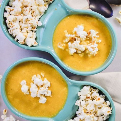 two turquoise soup and snack bowls with cheddar ale soup topped with popcorn and popcorn on the side Baked Pretzels, Cheddar Popcorn, Beer Cheese Soups, Beer Cheese, Cooking For Beginners, Cheese Soup, Snack Bowls, Winter Squash, Soup Pot