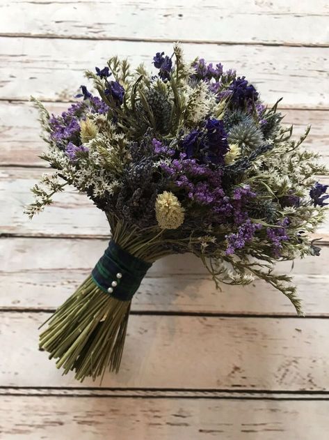 Thistle Flower Arrangement, Thistle Wedding Flowers, Scottish Wedding Themes, Thistle Bouquet, Thistle Wedding, Dried Flower Wedding, Mums Wedding, Winter Wedding Bouquet, Bouquet Bride