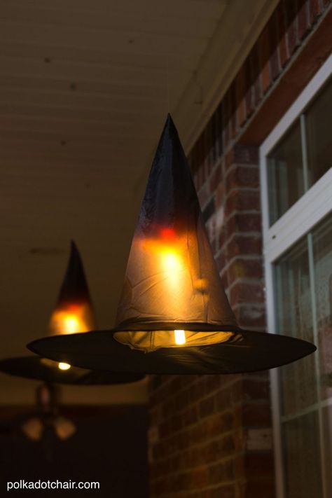 Clever decorating idea for a porch for Halloween, floating Witch's hat luminaries, they even light up at night! Diy Halloween Porch, Diy Halloween Luminaries, Porche Halloween, Halloween Luminaries, Diy Halloween Dekoration, Dollar Store Halloween Decorations, Halloween Diy Outdoor, Easy Diy Halloween Decorations, Casa Halloween