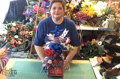 How to Make a Festive Patriotic Lantern Swag by www.southerncharmwreaths.com/blog 4th Of July Lantern Ideas, Lantern Swags Tutorial, Patriotic Lanterns, Patriotic Table Decorations, Diy Swag, Wreaths Design, Fall Lantern, Lantern Craft, Patriotic Bows