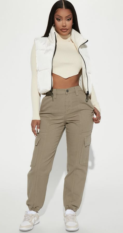 Fashion Nova Cargo Pants, Womens Cargo Pants Outfit, Cargo Joggers Outfits Women, Cargo Joggers Outfits, Cargo Outfits Women, Joggers Outfit Women, Trendy Cargo Pants, Fashion Cargo Pants, How To Style Cargo Pants Women