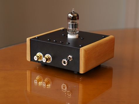 Diy Headphones, Valve Amplifier, Diy Amplifier, Tube Amplifier, Audio Amplifiers, Headphone Amp, Electrical Projects, Headphone Amplifiers, High End Audio