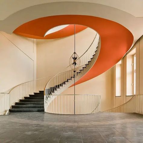 Emphasis and focus - principles of design Sculptural Stairs, Orange Stairs, تحت الدرج, Stairs Architecture, Spiral Stairs, Interior Stairs, Modern Staircase, Stairway To Heaven, Online Interior Design