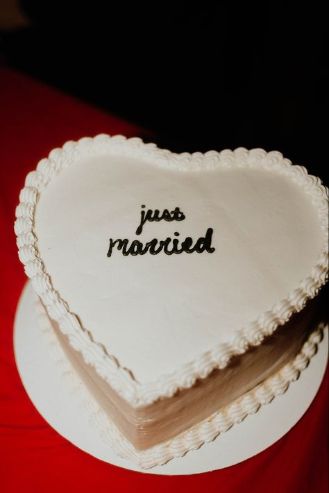 Wedding Cake Ideas Minimalist, Simple Wedding Courthouse, Small Fun Wedding, Just Married Mini Cake, Simple Wedding Elopements, Love Club Cake, Simple Just Married Cake, Small Just Married Cake, Elopment Cake Ideas