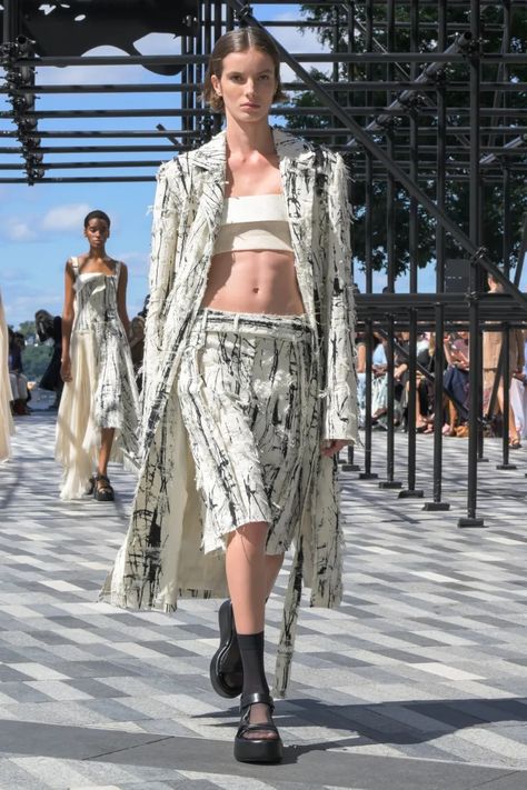 Jason Wu Spring 2025 Ready-to-Wear Runway, Fashion Show & Collection Review [PHOTOS] Spring 2025, Show Collection, September 2024, Jason Wu, Fashion Show Collection, Spring Dress, Spring Collection, Fashion Week Spring, New York Fashion Week