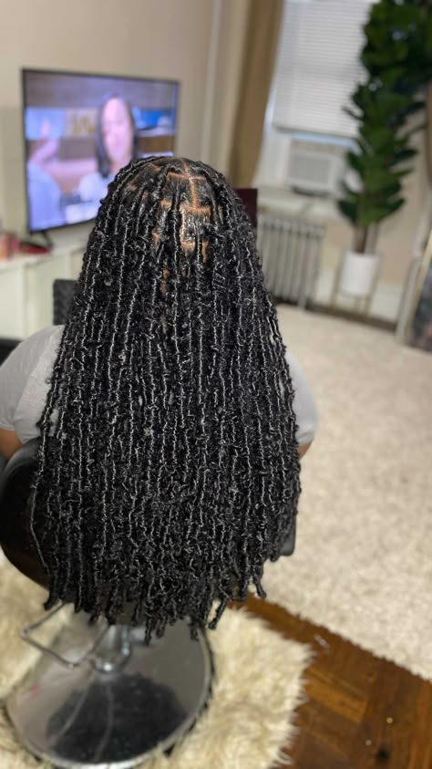 SEPT. BOOKINGS ARE OPEN!! 💕 (@hairbyshakenya) added a video to their Instagram account: “Waist-Length Butterfly Locs 🦋💕⠀ September Bookings Are Open!!⠀ ⠀ Schedule An Appointment By Using…” Balayage Brunette To Blonde, Cute Box Braids, Bob Cut Wigs, Butterfly Locs, Blonde Bob Hairstyles, Jumbo Box Braids, Faux Locs Hairstyles, European Hair, Cute Box Braids Hairstyles