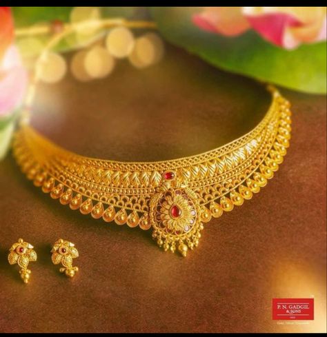 Neck Designs Gold Jewellery, Gold Jwellary Design Bridal, Chokar Gold Set, Kiara Advani Jug Jug Jiyo Outfits, Gold Necklace Indian Bridal Jewelry Choker, Gold Bridal Earrings Indian, Kanthi Necklace Gold, Indian Gold Necklace Designs Simple, Bridal Gold Jewellery With Price