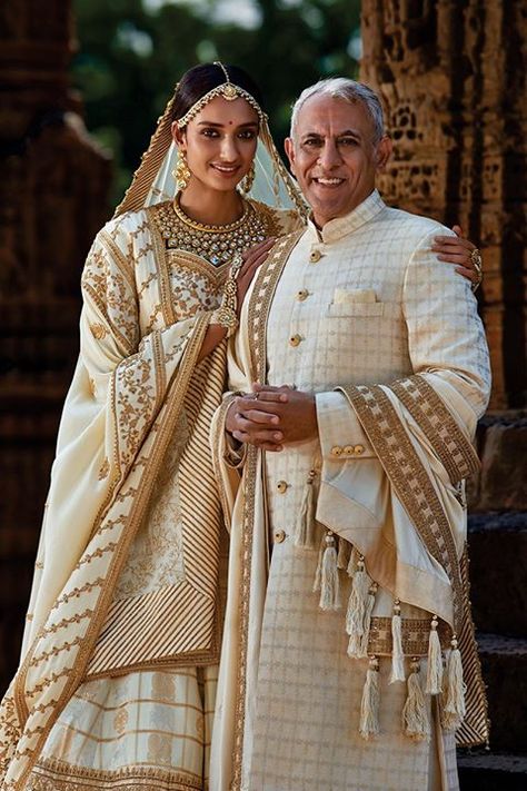 Father Daughter Poses, Father Of The Bride Attire, Father Of The Bride Gifts, Gifts For Your Best Friend, Father Of The Bride Outfit, Father Daughter Photos, Indian Wedding Poses, Wedding Dresses Men Indian, Bride Attire