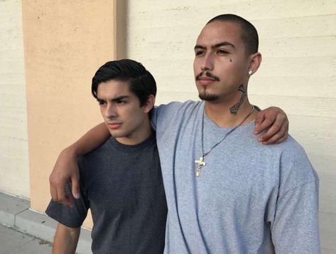 WATCH OMB SEASON 2 🌟 auf Instagram: „My goodness they looked so good in this episode 🤧😤😤💗 @dvegotvnoco @ajuliomacias • • • • • Follow @divgotinvco (me) for more 💫“ Oscar Diaz On My Block, Solar System Room, Santos Gang On My Block, Diego Tinoco, Oscar Diaz, On My Block, Estilo Cholo, Hispanic Men, 2013 Swag Era