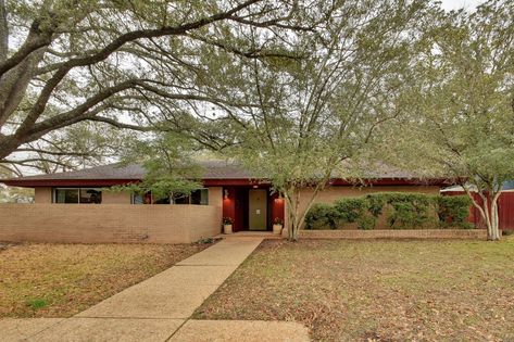 Ranch-style house built in 1964 in East Riverside-Oltorf asks $525K - Curbed Austin 70s Ranch House, Vintage Ranch House, Atomic Ranch Exterior, 1960s Ranch House Exterior, 60s Ranch, Ranch Renovation, Fern Gully, Ranch House Remodel, Ranch House Exterior