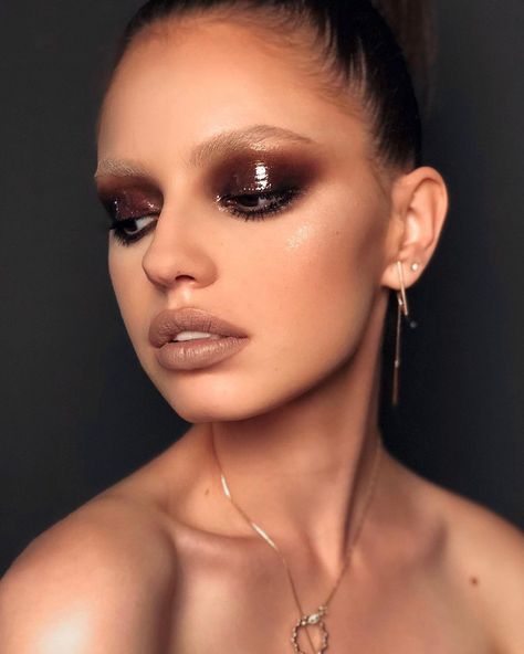 Smokey Eye Runway Makeup, Malvina Isfan, Runway Styling, Mime Makeup, Coachella Makeup, Glossy Eyeshadow, Glossy Eyes, Smokey Eye For Brown Eyes, Glossy Makeup