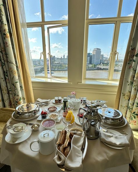 Full circular breakfast lain table with windows behind facing to the river Thames The Savoy London, Savoy London, London Breakfast, River Restaurant, Savoy Hotel, American Bars, Our Anniversary, River Thames, Covent Garden