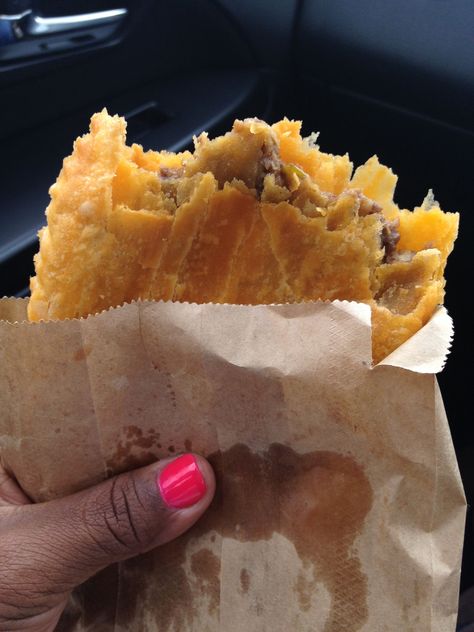 Jamaica's Spicy Snack Vegetarian Wraps, Jamaican Patty, Jamaican Dishes, Beef Patties, Caribbean Cuisine, Jamaican Food, Food Street, Caribbean Food, Spicy Snacks