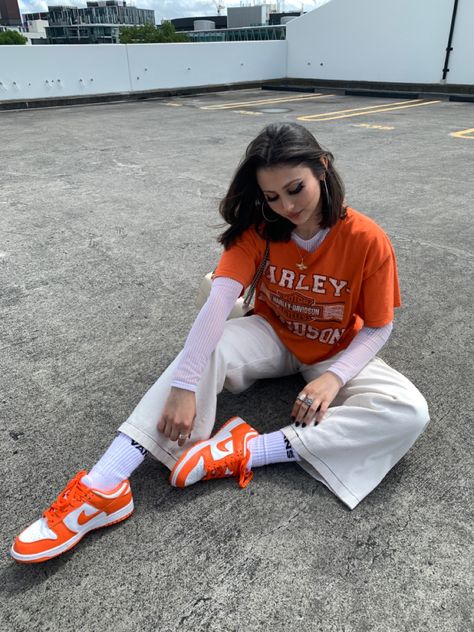 Orange Outfits For Women Summer, Syracuse Outfit, Nike Dunks Outfit Woman Street Styles, Syracuse Dunks, Orange Shoes Outfit, Thanksgiving Outfits Black Women, Nike Dunks Outfit Woman, Low Dunks Outfit, Orange Dunks