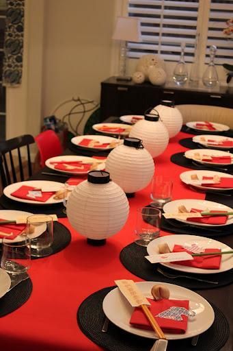 Japanese decor dinner party tablescape (Minus the fortune cookies because they are NOT Japanese!) Keywords: #weddings #jevelweddingplanning Follow Us: www.jevelweddingplanning.com  www.facebook.com/jevelweddingplanning/ Asian Party Decorations, Sushi Dinner Party, Chinese Theme Parties, Japanese Theme Parties, Asian Party Themes, Japan Party, Chinese Birthday, Chinese Party, Japanese Party