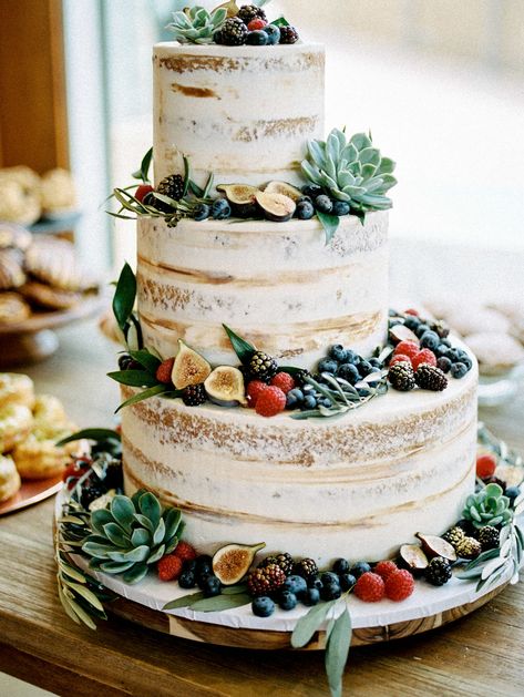 Wedding Cake With Greenery, Cake With Greenery, Wedding Cake Greenery, Hart House, Cake With Flowers, Greenery Wedding Decor, Summer Wedding Cakes, Ibiza Wedding, Wedding Cake Rustic