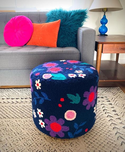 Modern Rug Hooking, Tire Craft, Tufting Diy, Tufted Furniture, Unique Woodworking, Funky Rugs, Rug Hooking Designs, Tufted Chair, Home Decor Baskets