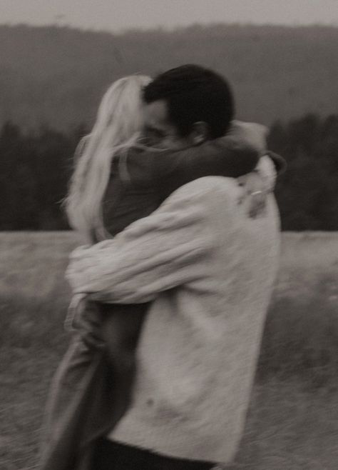 Engagement Photos Grainy, Fall Moody Photoshoot, Couples In Fields Picture Ideas, Shy Couple Engagement Photos, Engagement Photos Relaxed, Moody Anniversary Photos, Couple Photoshoot Moody, Engagement Photos Outdoors Fall, Moody Romantic Photoshoot