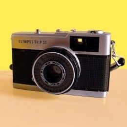 The Olympus Trip 35, the compact 35mm film camera made by Japanese company Olympus between 1968 and 1984, is still as popular today as it was in its heyday with a new generation of photographers exploring the world of analog photography. With its... Olympus Trip 35, Metal Shutters, Camera Pouch, Black Shutters, Analog Photography, Modern Bag, Shoot Film, Lo Fi, Exploring The World