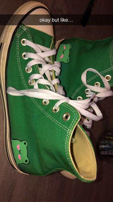 Custom Frog Shoes, Cute Frog Shoes, Green Shoe Painting Ideas, Painting On Shoes Converse, Shoe Design Converse, Painting Ideas On Converse, Converse With Designs, Converse Designs Diy Paint, Green Converse Embroidery